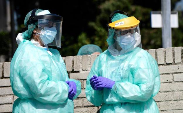 Dos trabajadoras sanitarias del Hospital Gregorio Marañón, en Madrid.