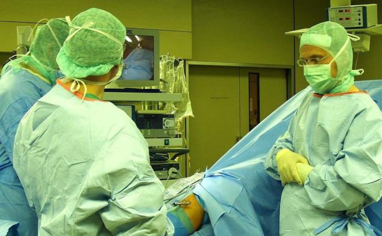 Intervención quirúrgica en el Hospital de León.