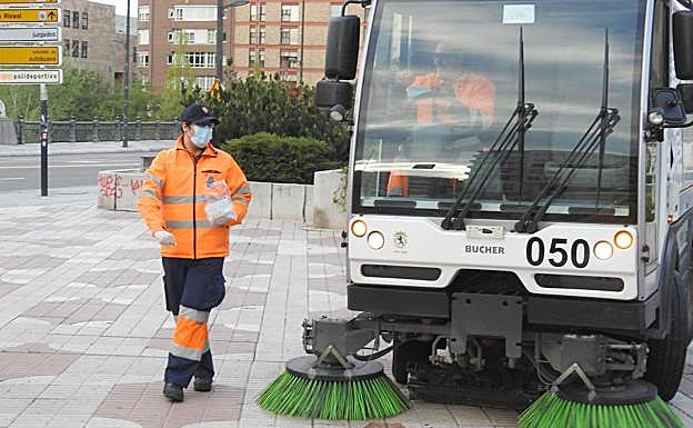 Galería. Reparto de mascarillas en León capital.