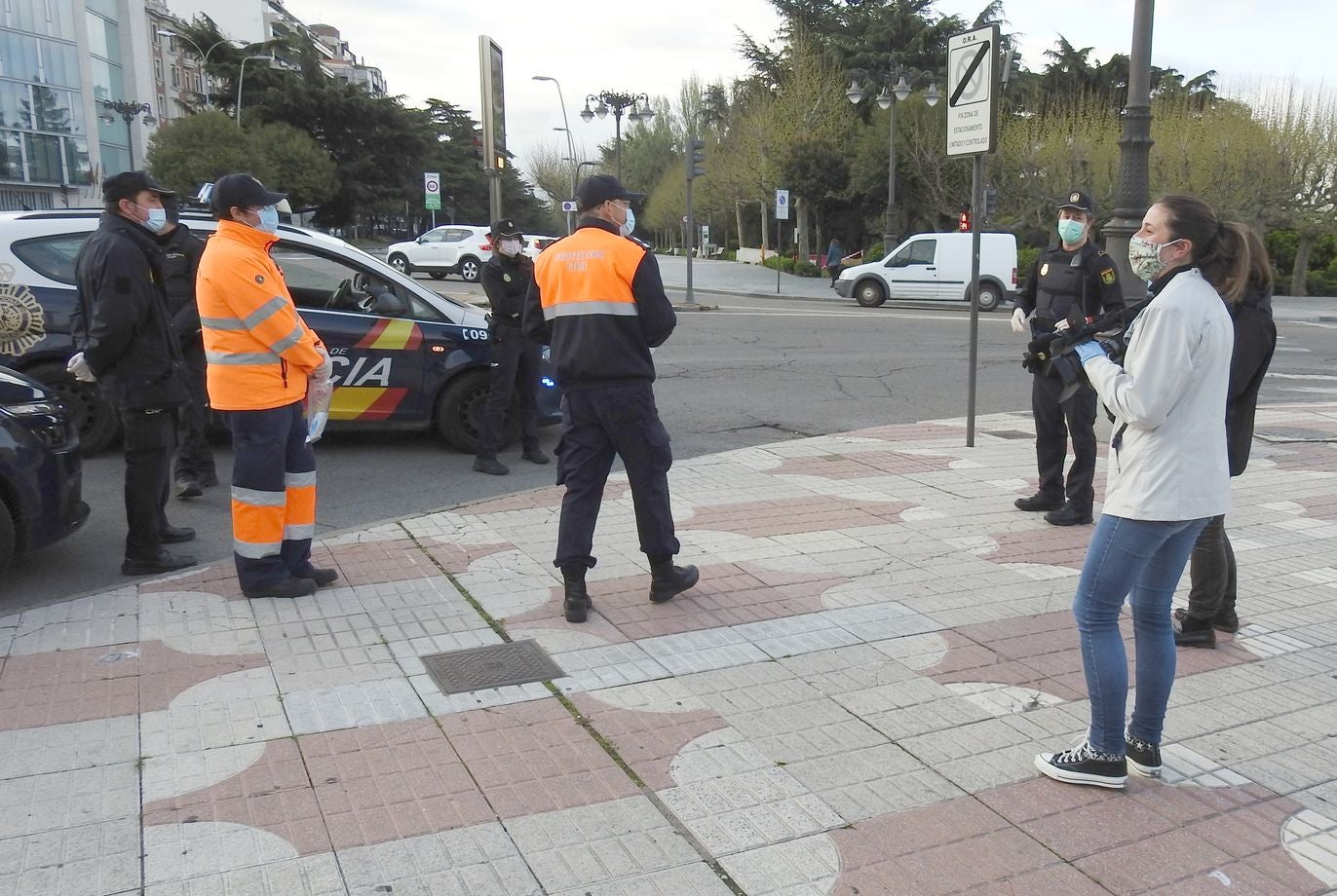 Efectivos de Protección Civil, con la colaboración de Policía Nacional y Local, han procedido al reparto de casi 100.000 mascarillas en la provincia. Están destinadas a aquellas personas que hayan tenido que desplazarse para trabajar y sea más complejo mantener la distancia de seguridad.
