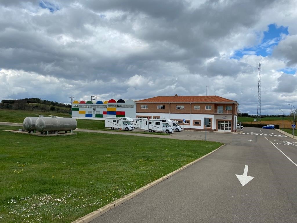 En turnos de siete días, cuatro trabajadores permanecen día y noche en la potabilizadora del Portillín para que nada falle en el consumo de agua de los hogares leoneses | Duermen en autocaravanas y, tras recibir el relevo de otros cuatro empleados, descansan en sus casas 15 días bajo medidas añadidas de seguridad