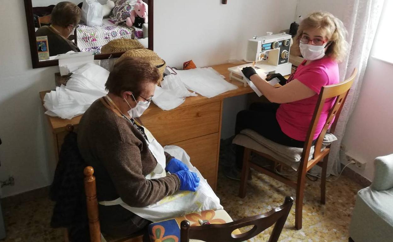 Mujeres de Benavides crean mascarillas.