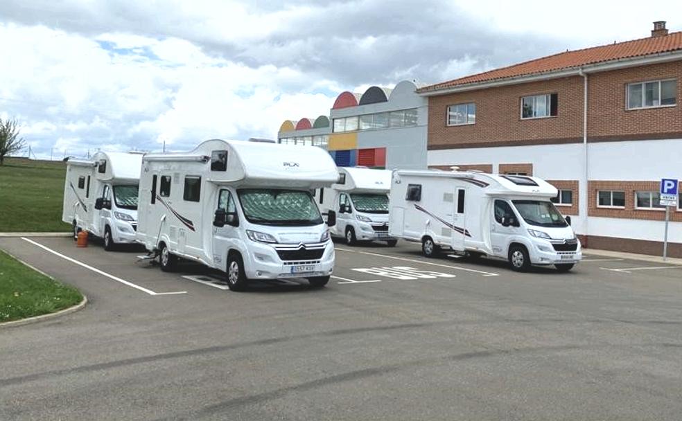 Imagen de las autocaravanas en las que duermen. En vídeo, el interior de la planta.