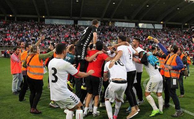 Los jugadores de la Cultural celebran su último ascenso 