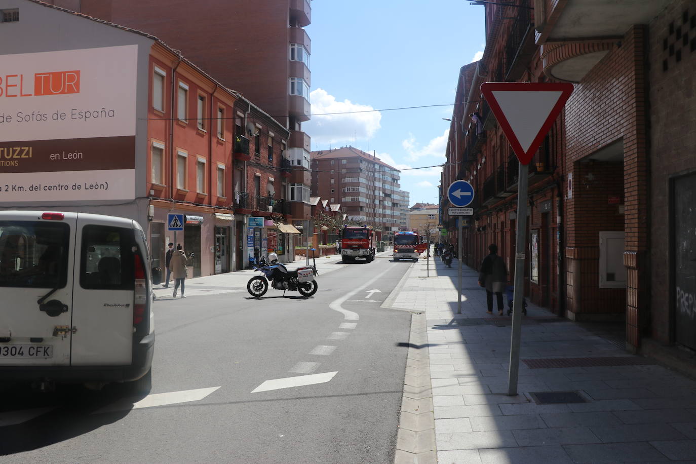 Efectivos del parque de bomberos de León intervienen en las labores de extinción de un incendio declarado en una vivienda situada en el tercer piso de un inmueble de cuatro alturas situado en el número 25 de la calle Astorga de la capital.