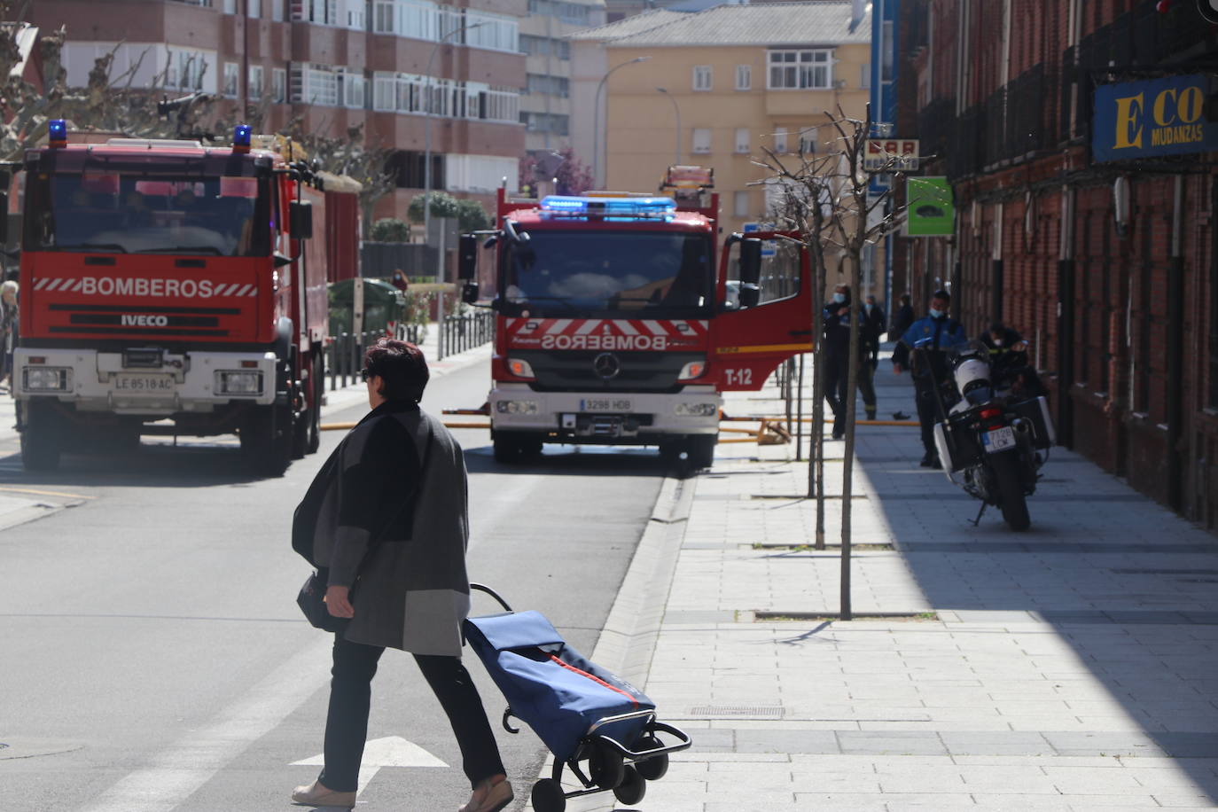Efectivos del parque de bomberos de León intervienen en las labores de extinción de un incendio declarado en una vivienda situada en el tercer piso de un inmueble de cuatro alturas situado en el número 25 de la calle Astorga de la capital.
