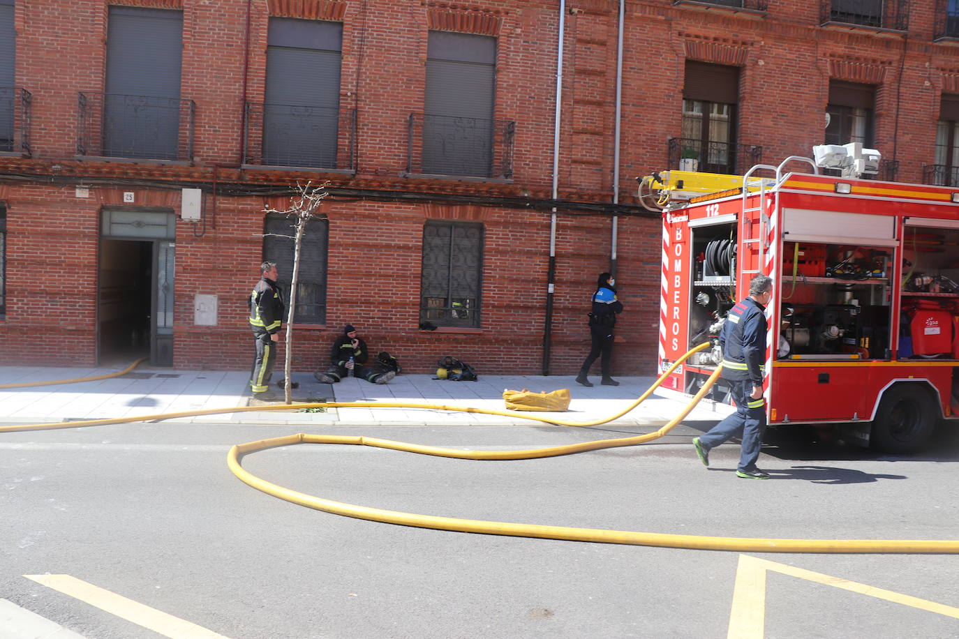 Efectivos del parque de bomberos de León intervienen en las labores de extinción de un incendio declarado en una vivienda situada en el tercer piso de un inmueble de cuatro alturas situado en el número 25 de la calle Astorga de la capital.