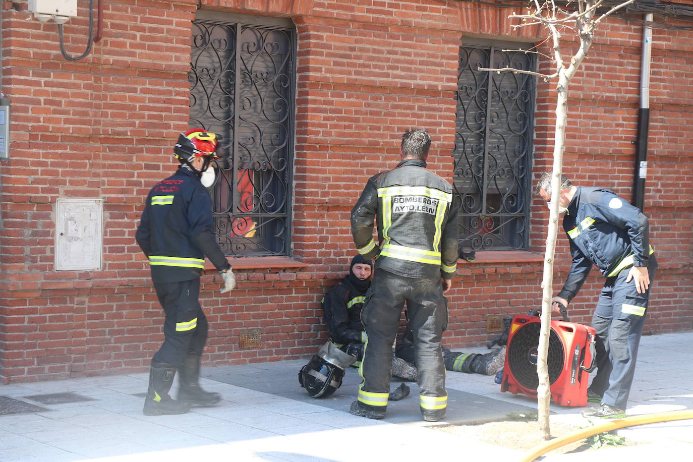 Efectivos del parque de bomberos de León intervienen en las labores de extinción de un incendio declarado en una vivienda situada en el tercer piso de un inmueble de cuatro alturas situado en el número 25 de la calle Astorga de la capital.