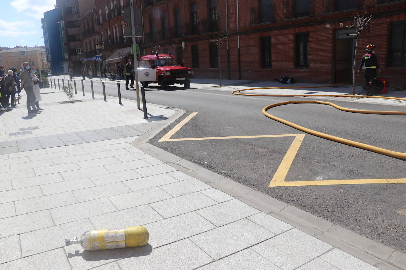 Efectivos del parque de bomberos de León intervienen en las labores de extinción de un incendio declarado en una vivienda situada en el tercer piso de un inmueble de cuatro alturas situado en el número 25 de la calle Astorga de la capital.