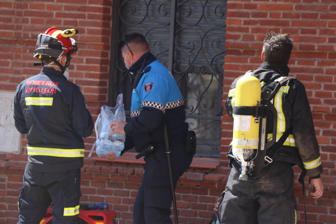 Efectivos del parque de bomberos de León intervienen en las labores de extinción de un incendio declarado en una vivienda situada en el tercer piso de un inmueble de cuatro alturas situado en el número 25 de la calle Astorga de la capital.