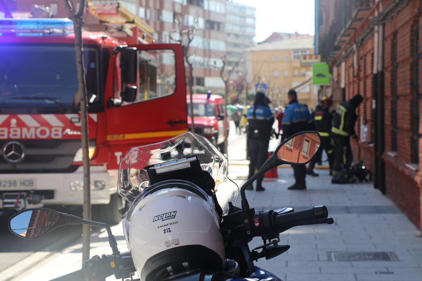 Efectivos del parque de bomberos de León intervienen en las labores de extinción de un incendio declarado en una vivienda situada en el tercer piso de un inmueble de cuatro alturas situado en el número 25 de la calle Astorga de la capital.