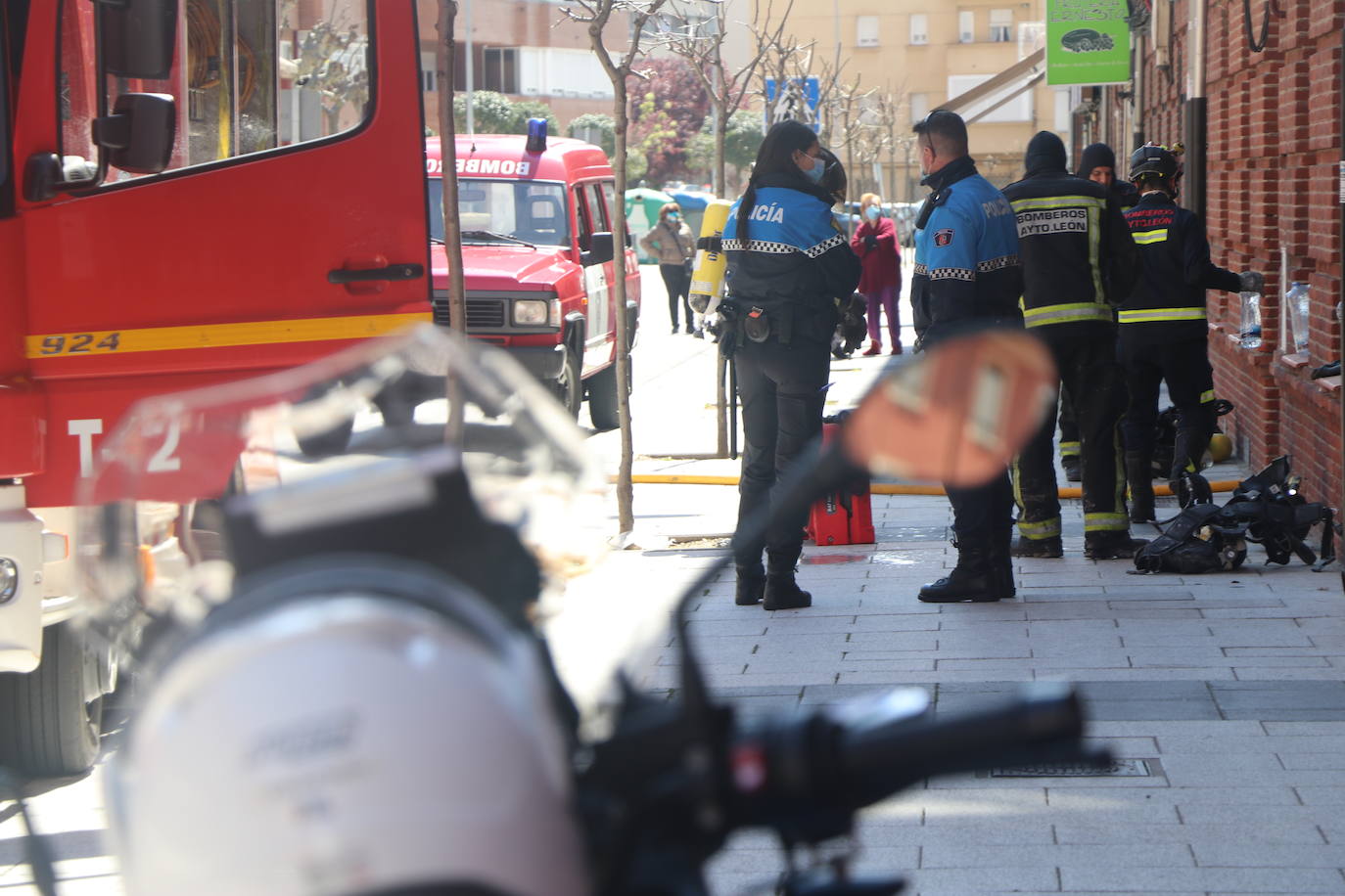 Efectivos del parque de bomberos de León intervienen en las labores de extinción de un incendio declarado en una vivienda situada en el tercer piso de un inmueble de cuatro alturas situado en el número 25 de la calle Astorga de la capital.