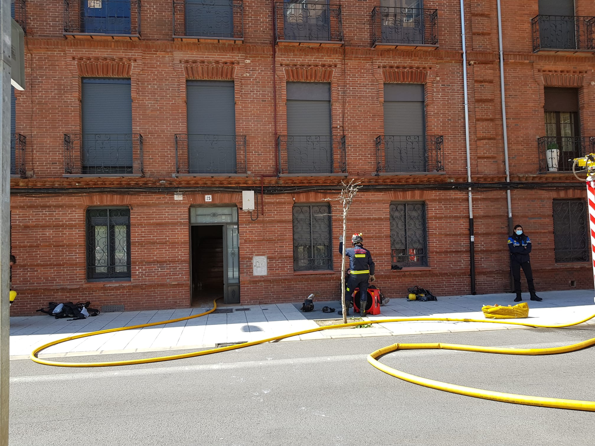 Efectivos del parque de bomberos de León intervienen en las labores de extinción de un incendio declarado en una vivienda situada en el tercer piso de un inmueble de cuatro alturas situado en el número 25 de la calle Astorga de la capital.