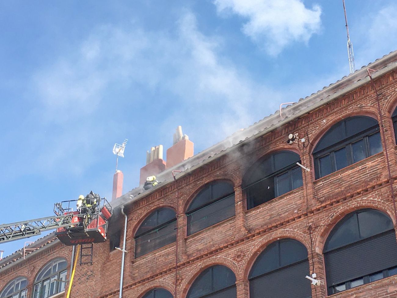 Efectivos del parque de bomberos de León intervienen en las labores de extinción de un incendio declarado en una vivienda situada en el tercer piso de un inmueble de cuatro alturas situado en el número 25 de la calle Astorga de la capital.