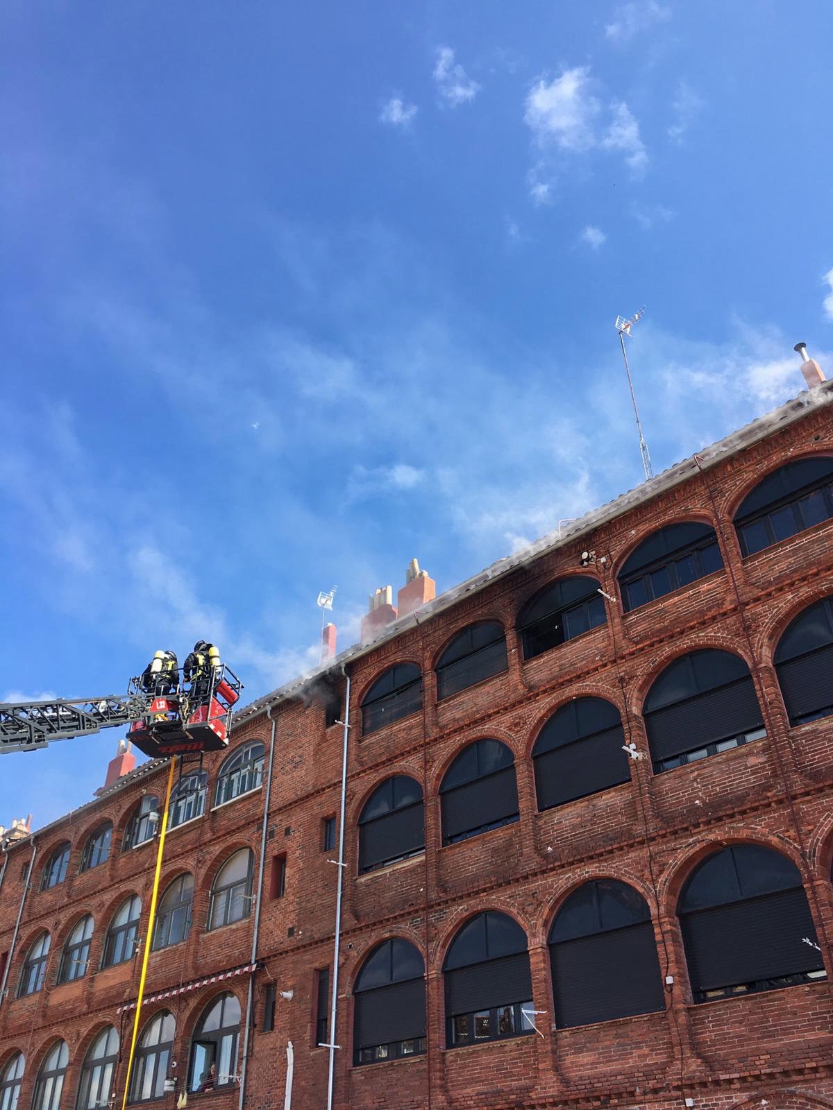 Efectivos del parque de bomberos de León intervienen en las labores de extinción de un incendio declarado en una vivienda situada en el tercer piso de un inmueble de cuatro alturas situado en el número 25 de la calle Astorga de la capital.