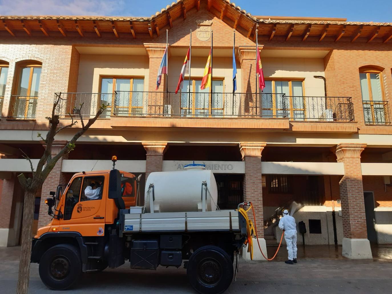 Labores de desinfección en Santa María del Páramo