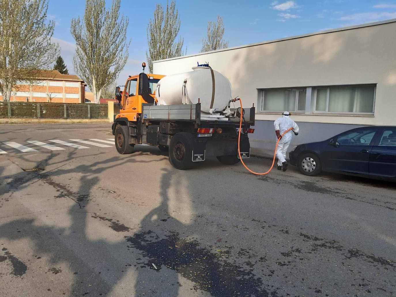 Labores de desinfección en Santa María del Páramo