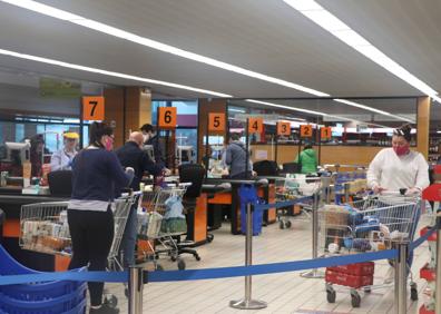 Imagen secundaria 1 - Lucía atiende a sus clientes desde la línea de cajas de E.Leclerc.