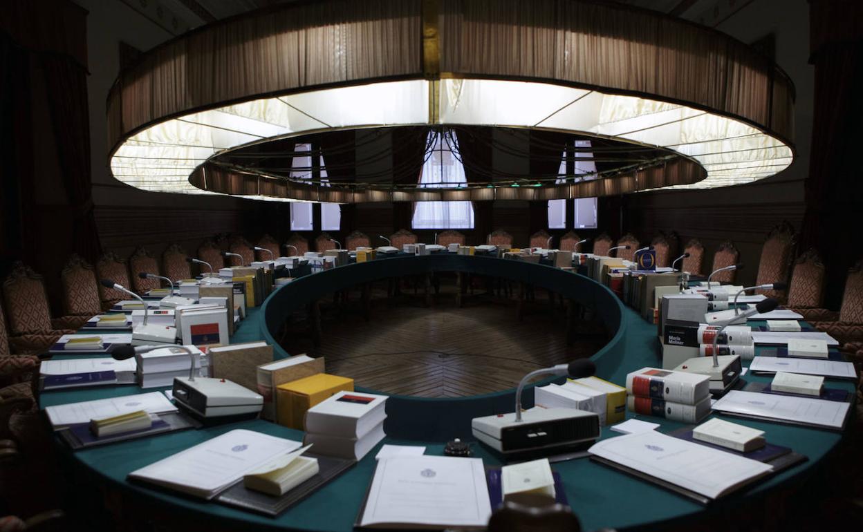 Salón de plenos de la Real Academia Española (RAE) en su sede de la calle Felipe IV de Madrid. 