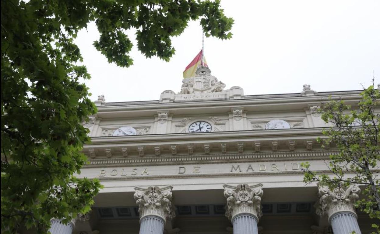 Fachada del edificio de la Bolsa de Madrid.