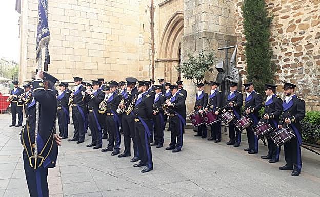 La banda participa en un concierto en Cáceres.