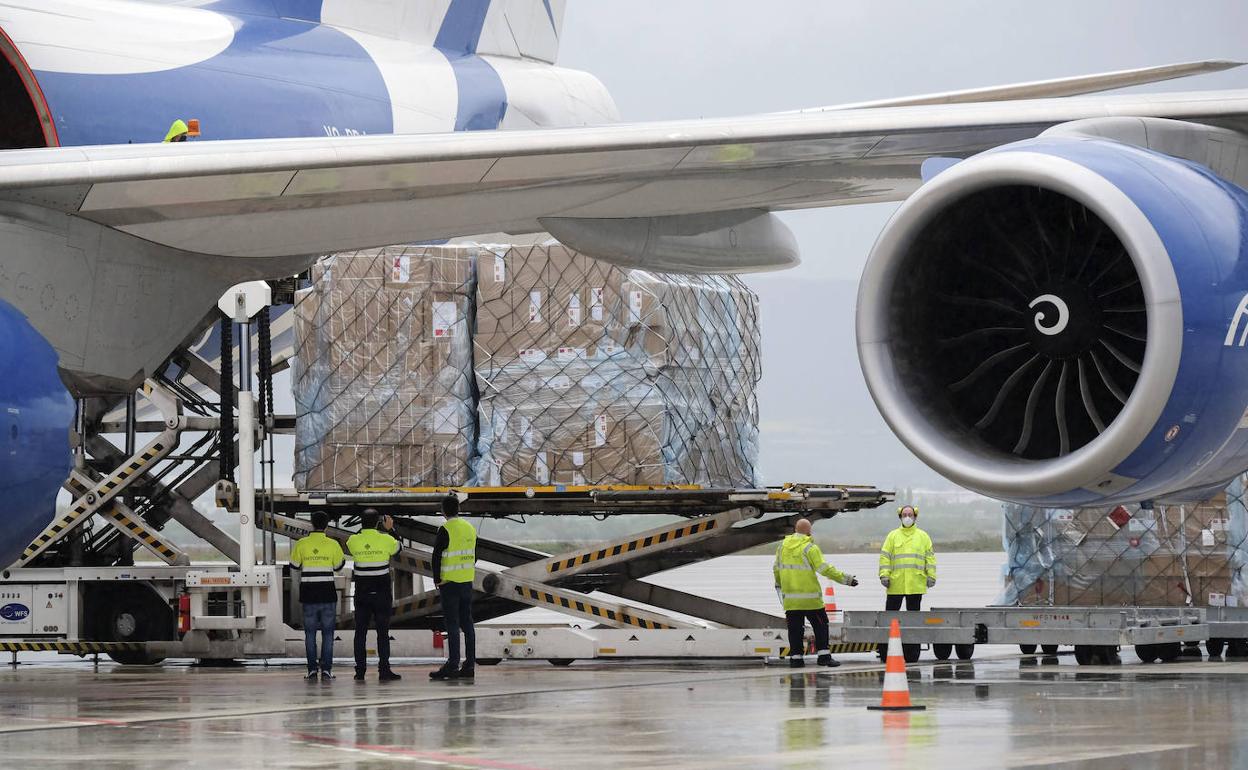 Aterrizaje en Vitoria del avión con material de protección.