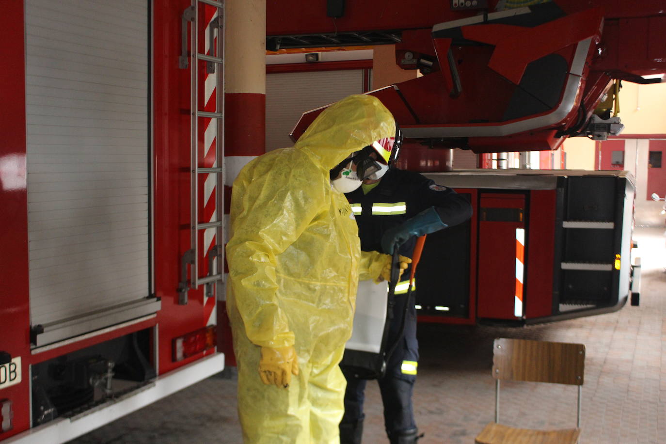 De día o de noche, con crisis sanitaria o sin ella, el Parque de Bomberos de León siempre está listo para intervenir.