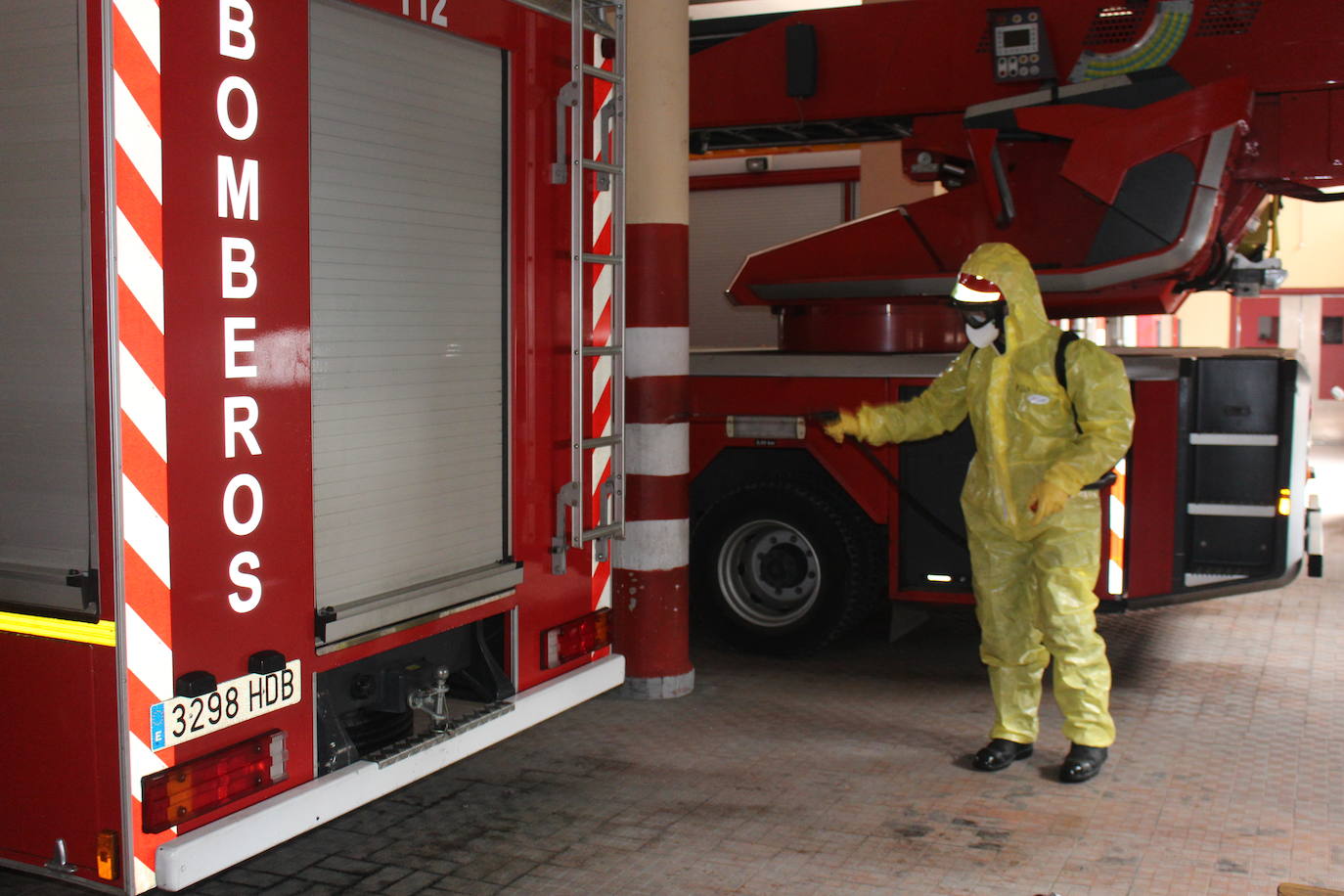 De día o de noche, con crisis sanitaria o sin ella, el Parque de Bomberos de León siempre está listo para intervenir.