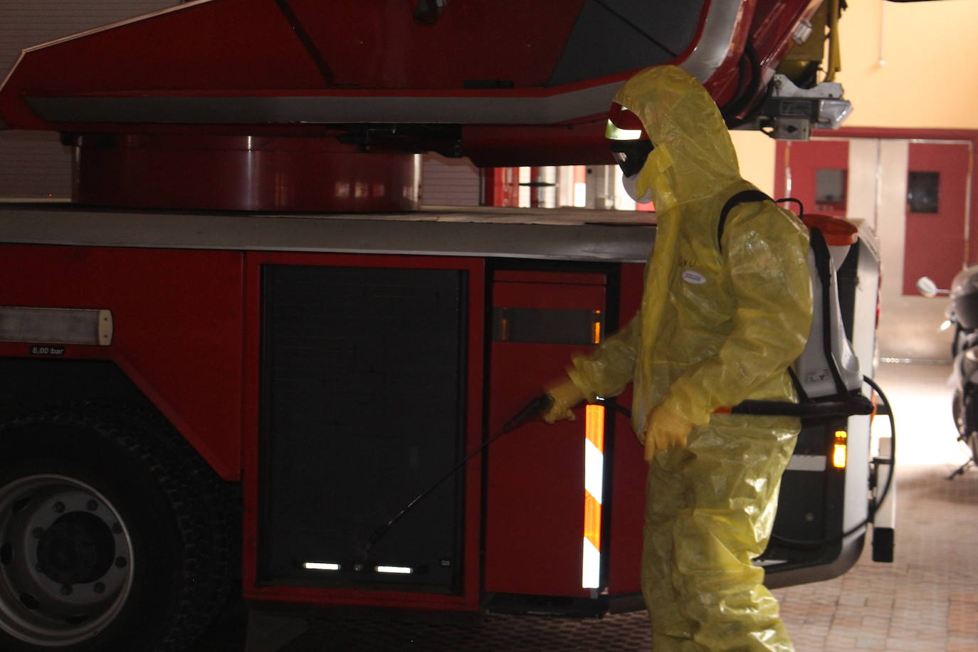 De día o de noche, con crisis sanitaria o sin ella, el Parque de Bomberos de León siempre está listo para intervenir.