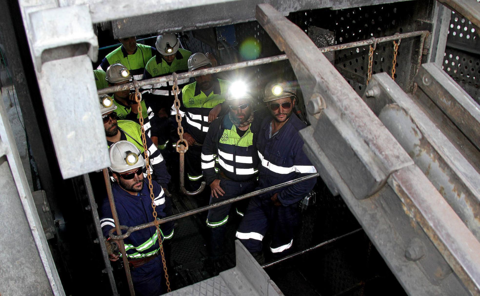 Los cuatro mineros encerrados en el pozo Aurelio abandonan su protesta «como héroes»