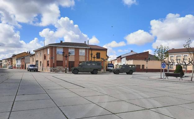 Militares en la Plaza Mayor de Fresno de la Vega