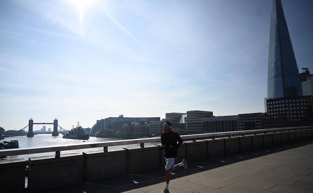 Una persona practica deporte en Londres. 