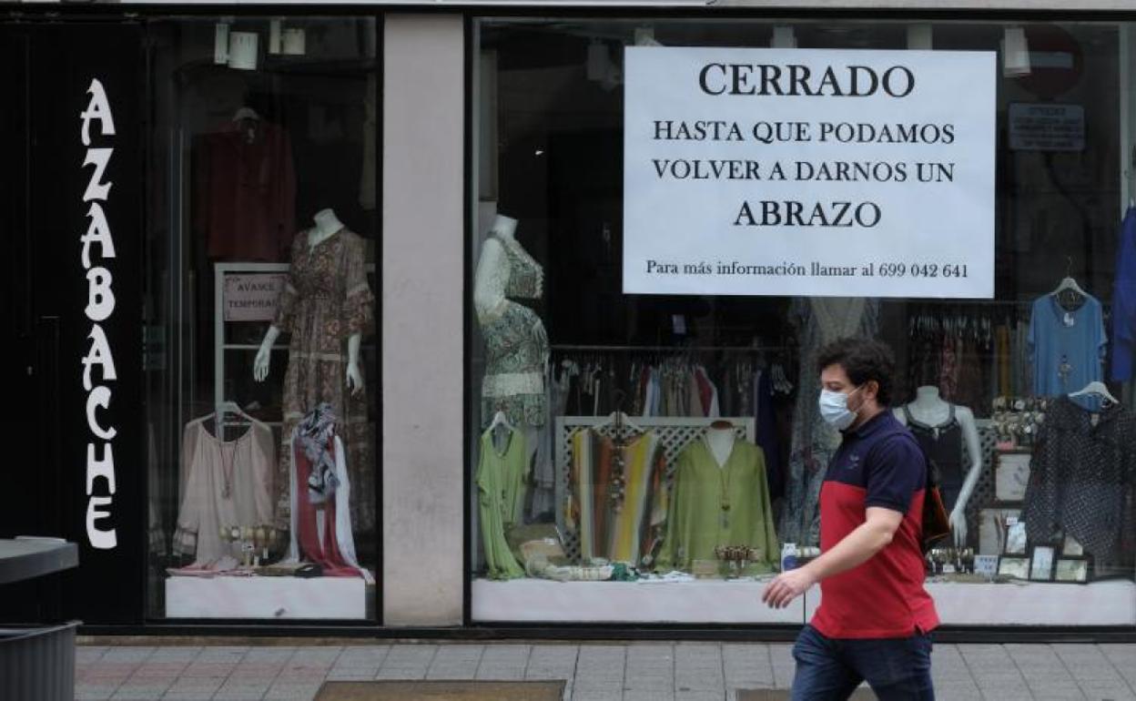 Comercio cerrado en la calle Duque de la Victoria.