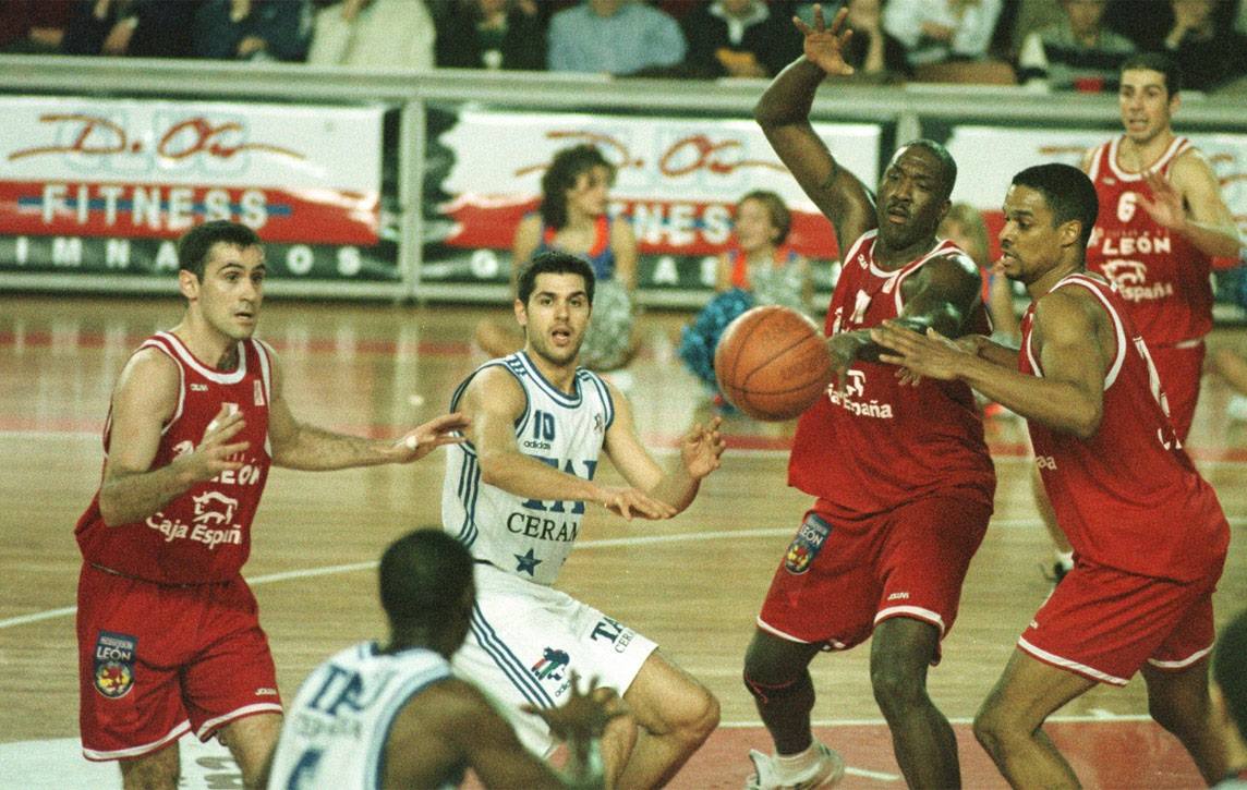 Partido entre Baloncesto León y Tau Cerámica en el Palacio de los Deportes de León en 1997.