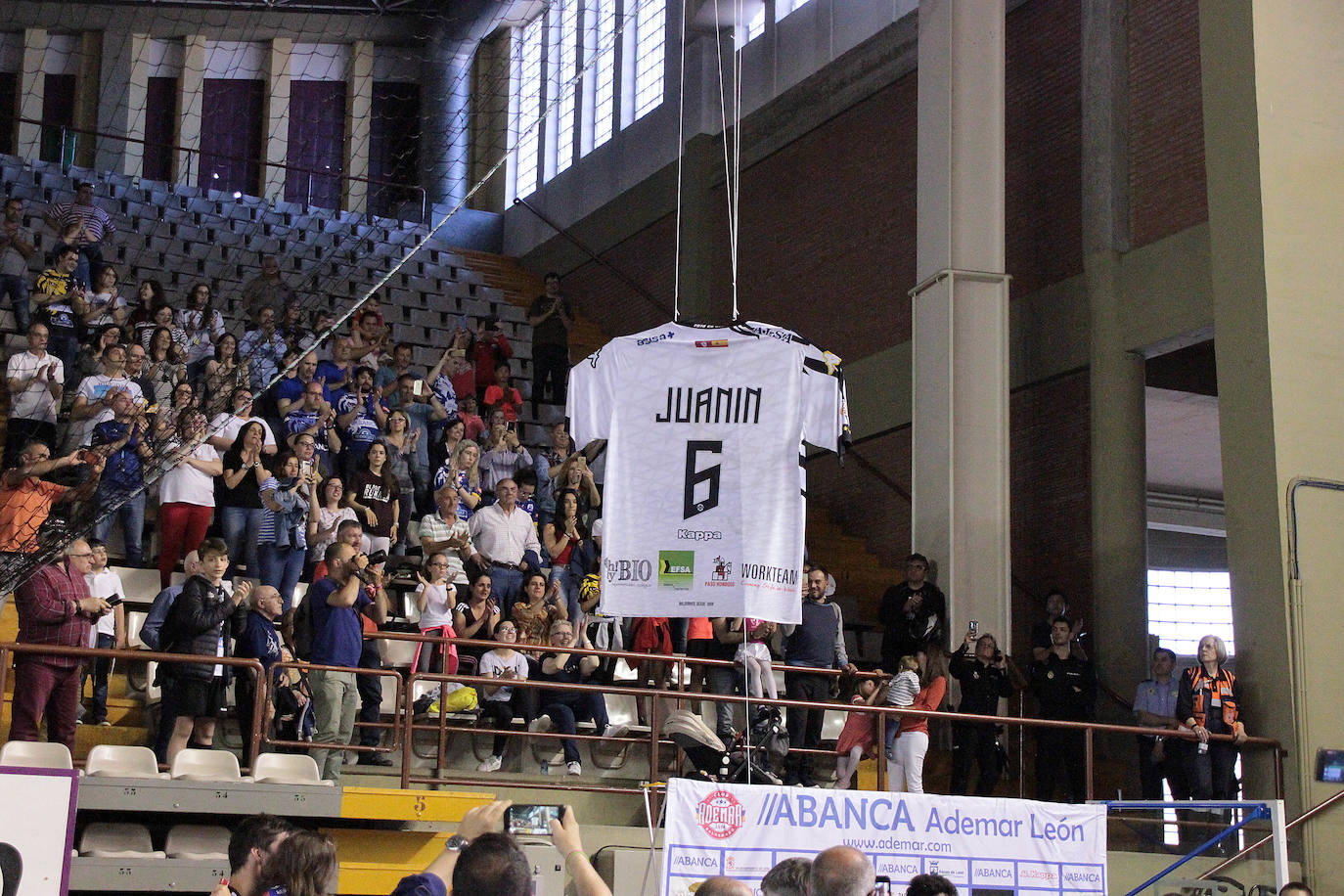 El Palacio de los Deportes de León cuelga la camiseta de Juanín García en el día de su retirada.