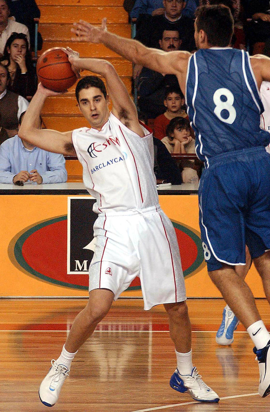 La selección española de baloncesto juega ante Grecia en el Palacio en 2003.