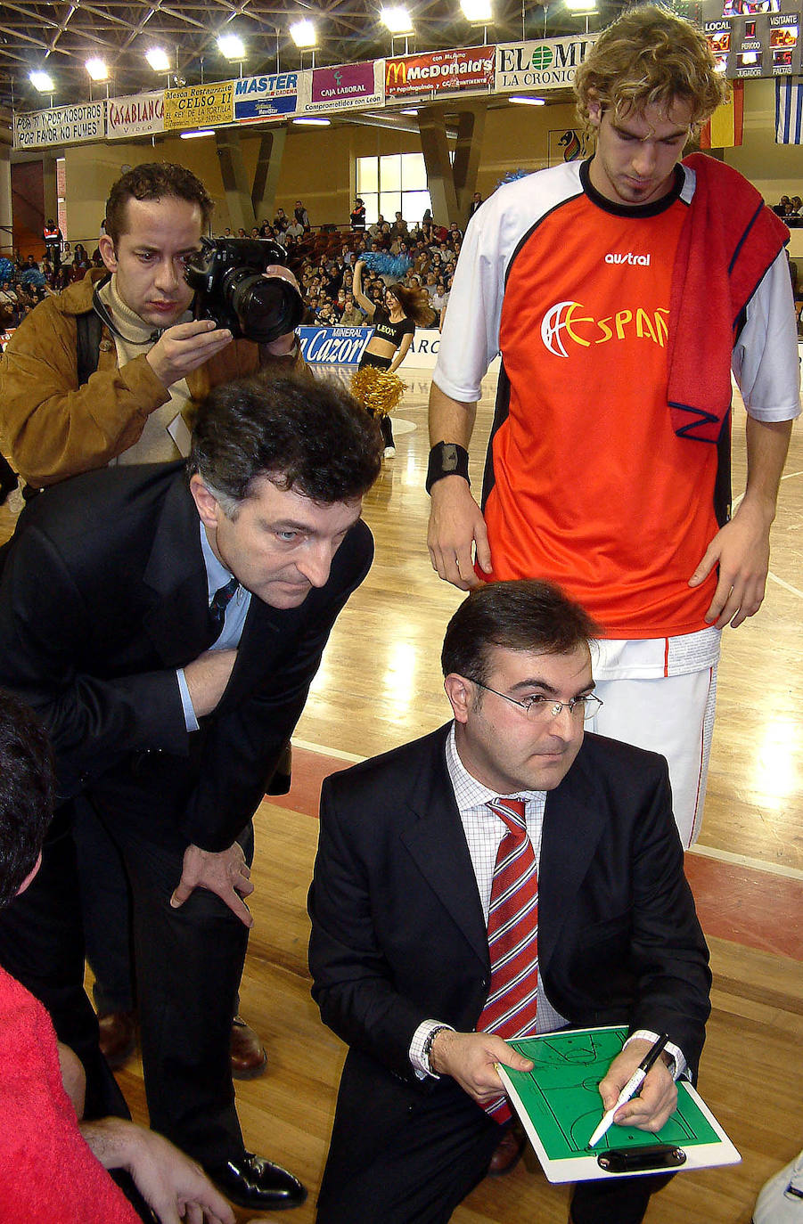 La selección española de baloncesto juega ante Grecia en el Palacio en 2003.