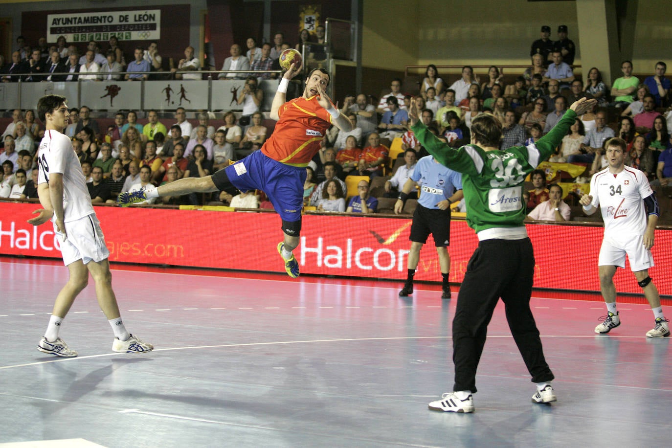 La selección española de balonmano, con Cadenas como seleccionador, juega ante Suiza en el Palacio en 2013.