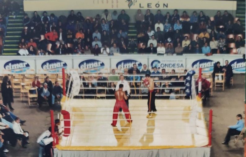 Combate de Santiago Bango en el Palacio de los Deportes de León en el que se proclama campeón de Europa de kick-boxing en 1997.