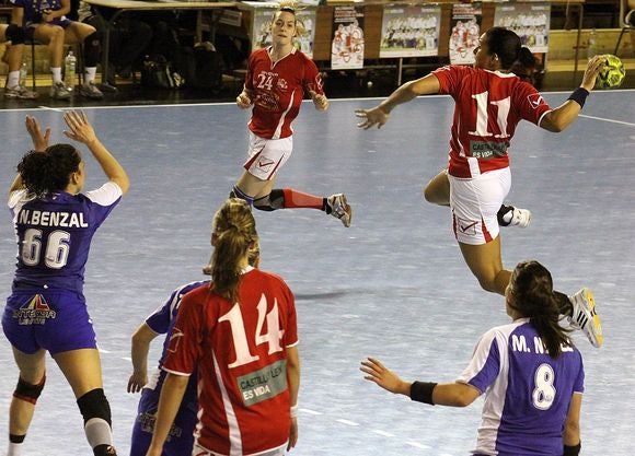 Un lance del Cleba-Mar Alicante de la Copa de la Reina de balonmano de 2010 celebrada en el Palacio de los Deportes de León.