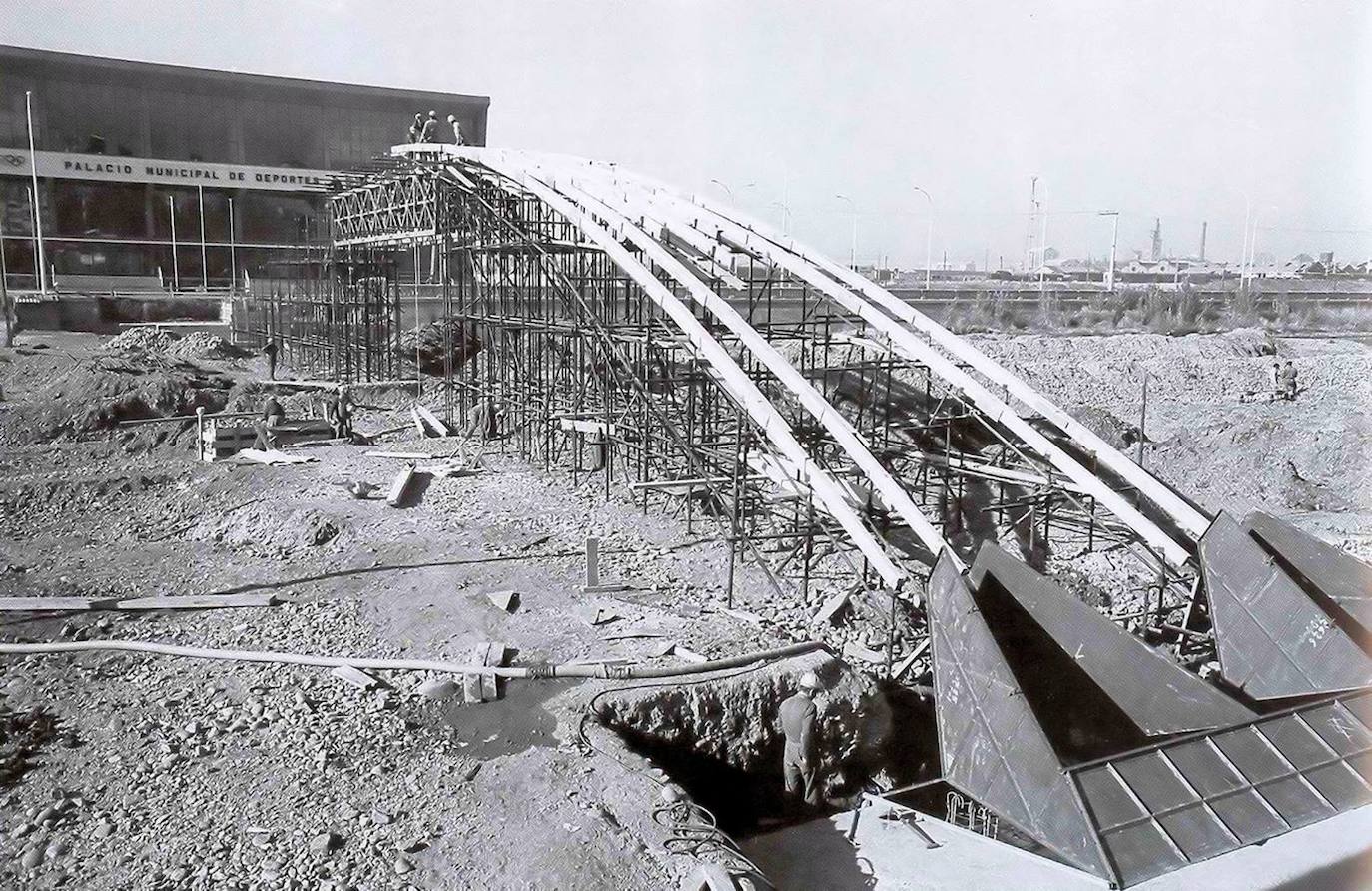 Construcción de la pasarela que cruza el río frente al Palacio de los Deportes de León.