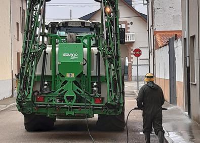 Imagen secundaria 1 - Los agricultores de Santa María del Páramo realizan una tercera desinfección del pueblo