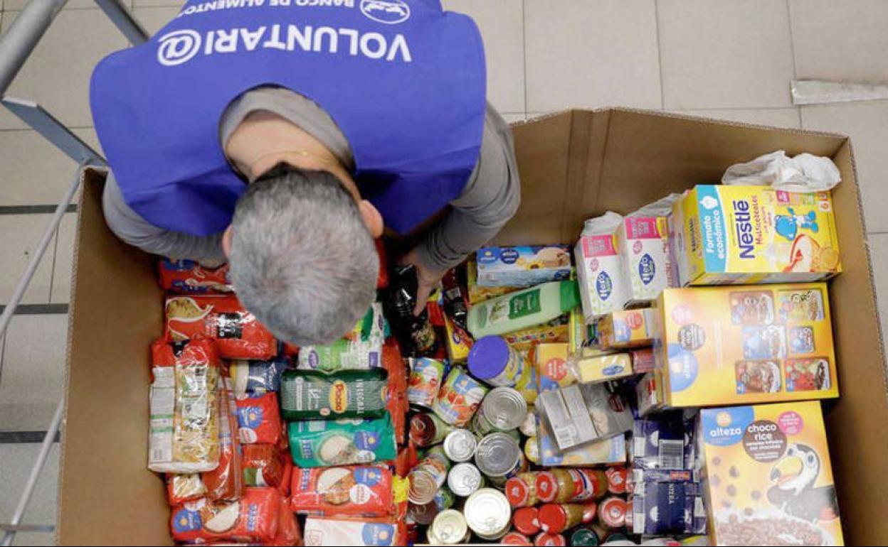 Caixabank impulsa el reparto a domicilio de las personas con necesidades.