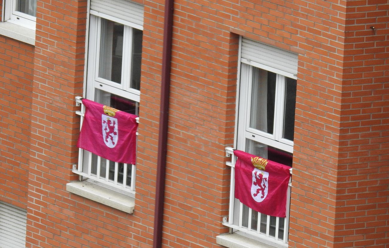 El eco de la cacerolada convocada por diferentes colectivos leonesistas llega a todos los puntos de la capital en una jornada con 'lluvia' de banderas de León que se extenderán aún más en la jornada de este jueves.