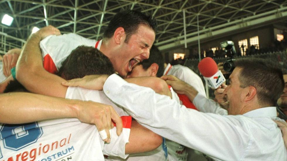 Los jugadores del Ademar celebran el título de Liga Asobal en el Palacio.