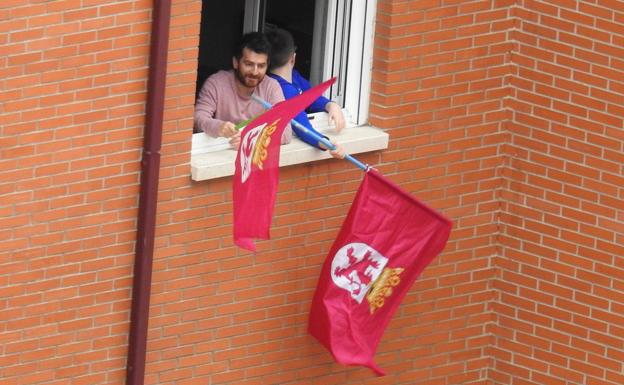 Galería. Banderas de León en balcones y ventanas en León; en la imagen, en Eras de Renueva.