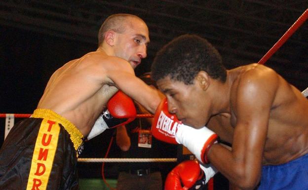 Jorge Mata, en su combate en el Palacio de los Deportes de León ante Jairo Arango donde retuvo el título de campeón del mundo en le peso paja.