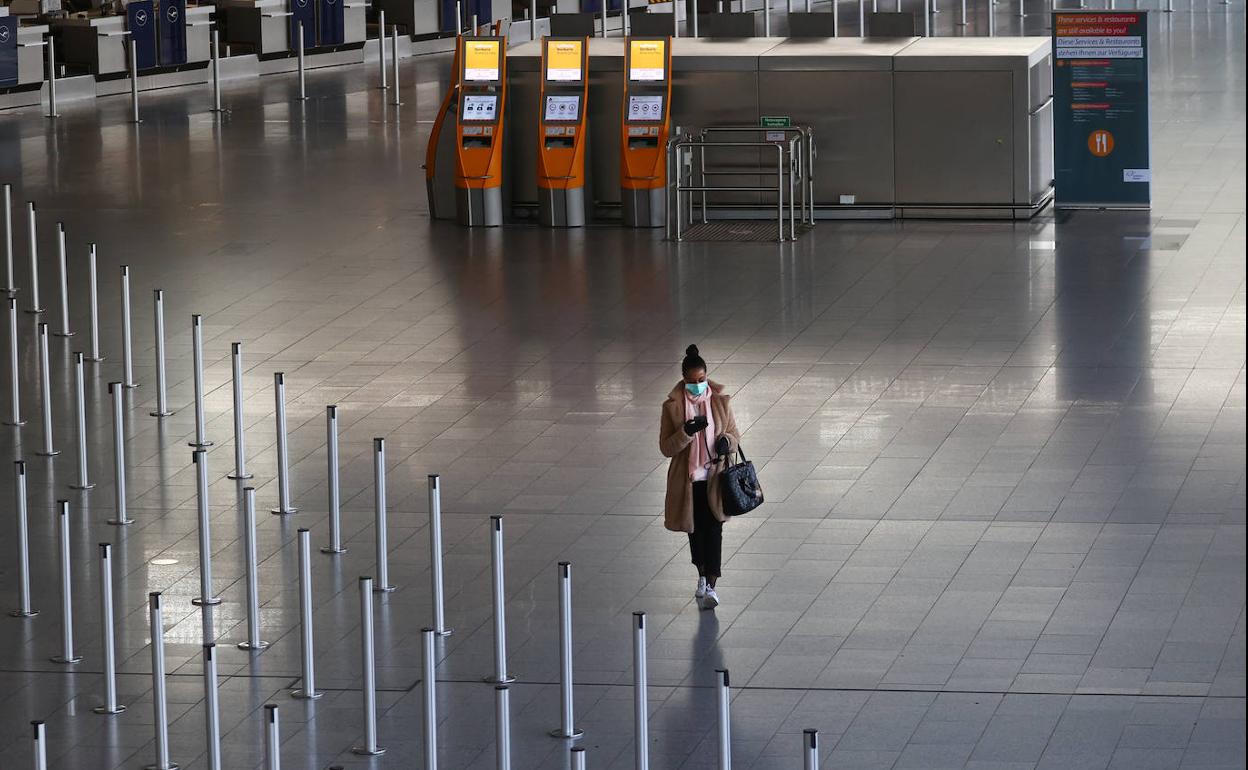 Una joven camina en un solitario aeropuerto de Frankfurt.