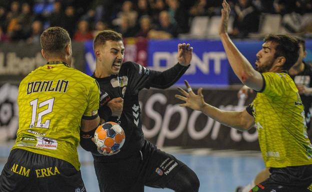 Los jugadores de balonmano aplauden la decisión de dar por concluidas las competiciones