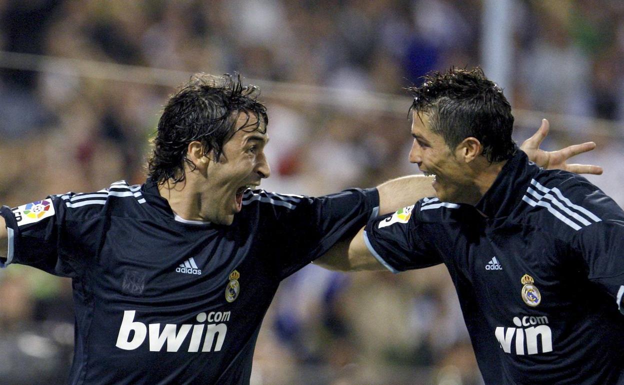 Raúl celebra con Cristiano Ronaldo la consecución de su último gol con el Real Madrid. 